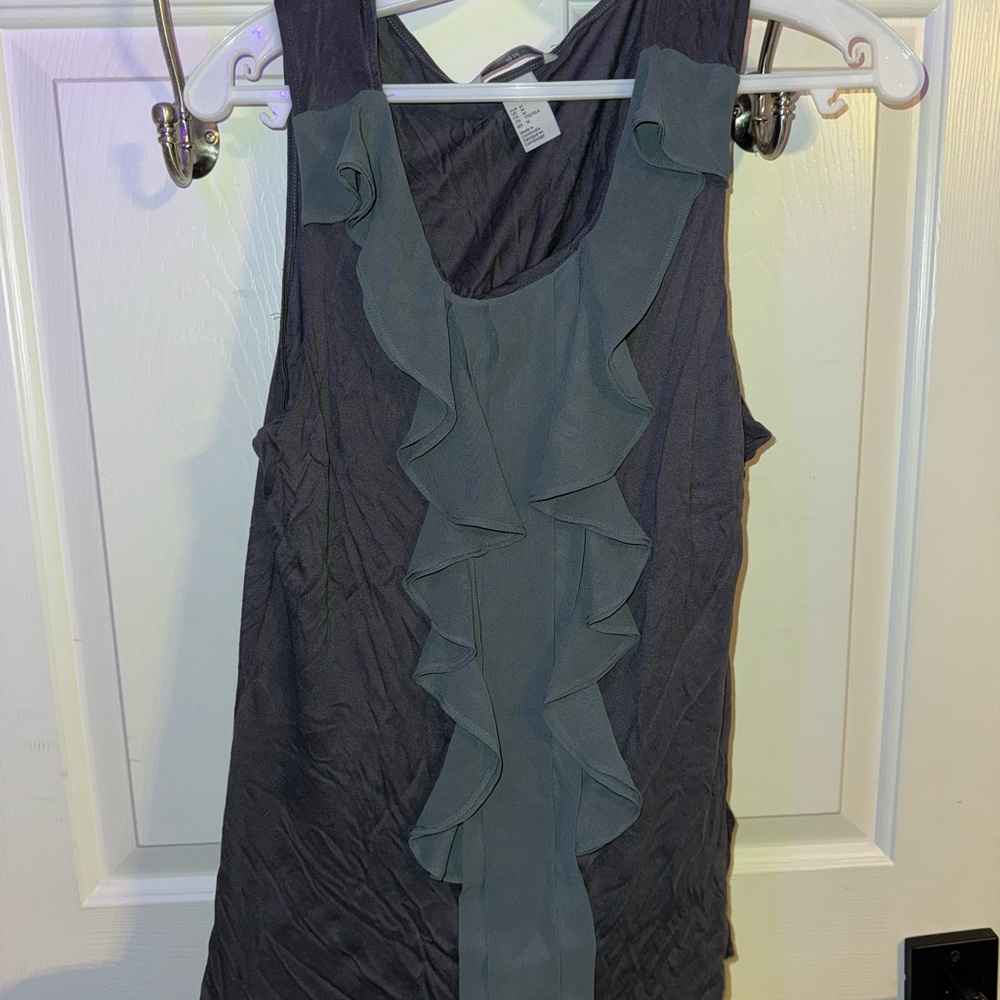 Chic Ruffled Sleeveless Top - Black and Gray